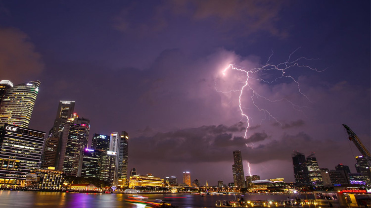 petir tegangan listrik